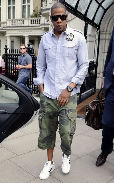 O rapper e produtor Jay Z nos dias de hoje com seu Adidas Superstar.