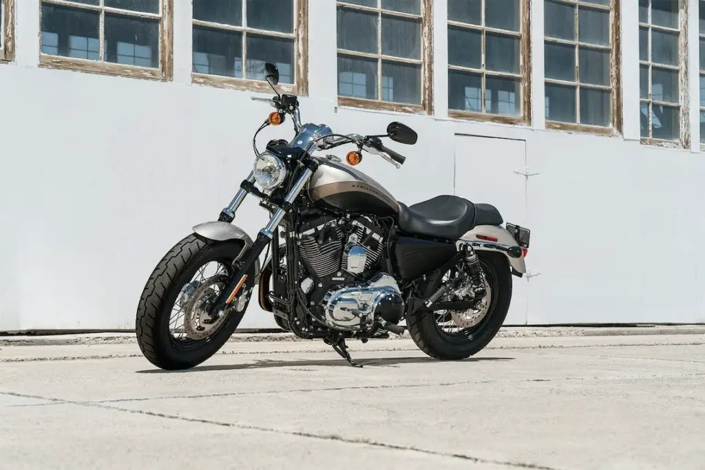 Moto Custom - Harley H-D Silver 1200 Custom