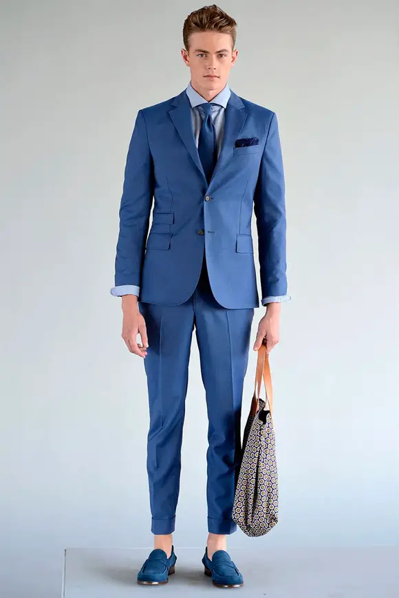 Monocromático masculino costume azul com gravata