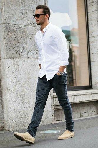 Camisa branca com jeans escuro