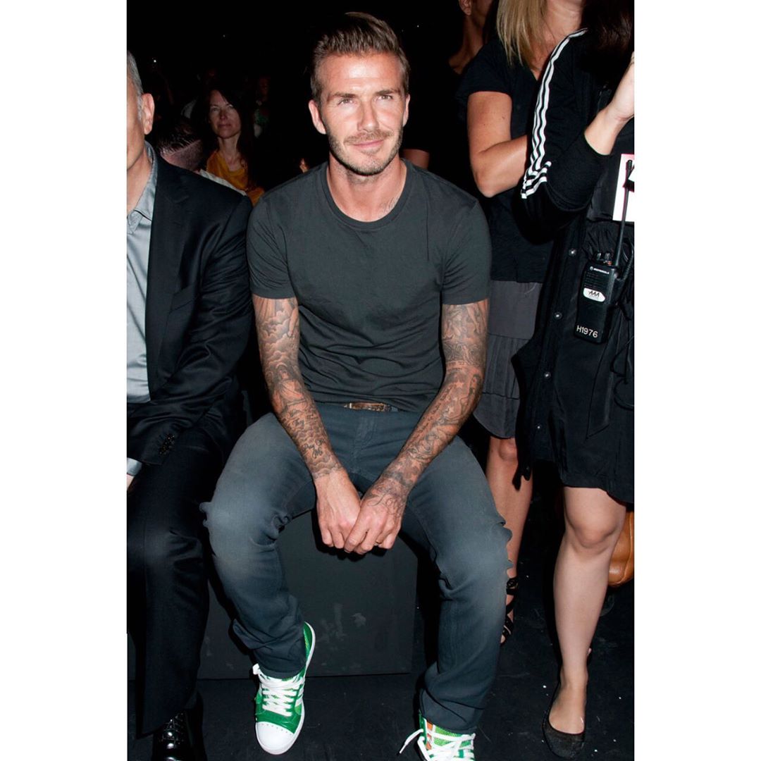 David Beckham básico e tênis verde