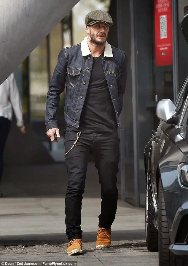 David Beckham calça preta e jaqueta jeans