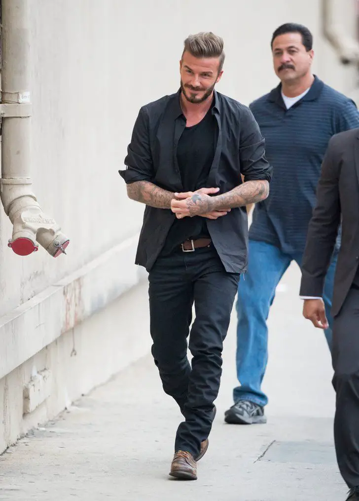David Beckham com camisa aberta preta