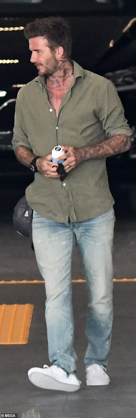 David Beckham de calça jeans, tênis branco e camisa verde