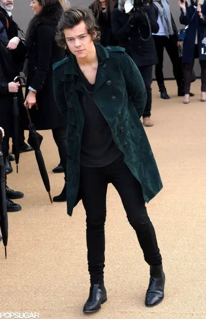 Harry-Styles-sobretudo-de-veludo-verde