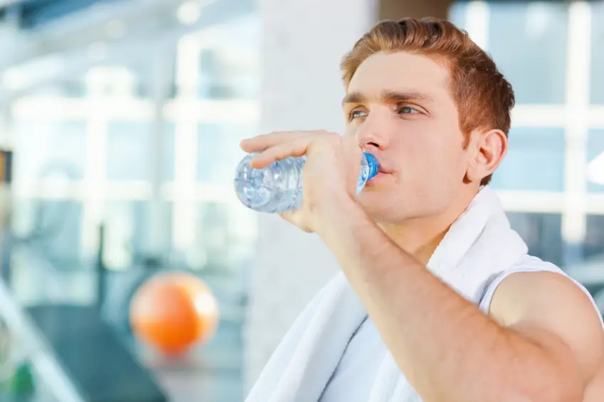 Homem bebendo agua