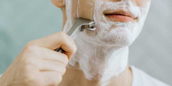 Homem-fazendo-a-barba