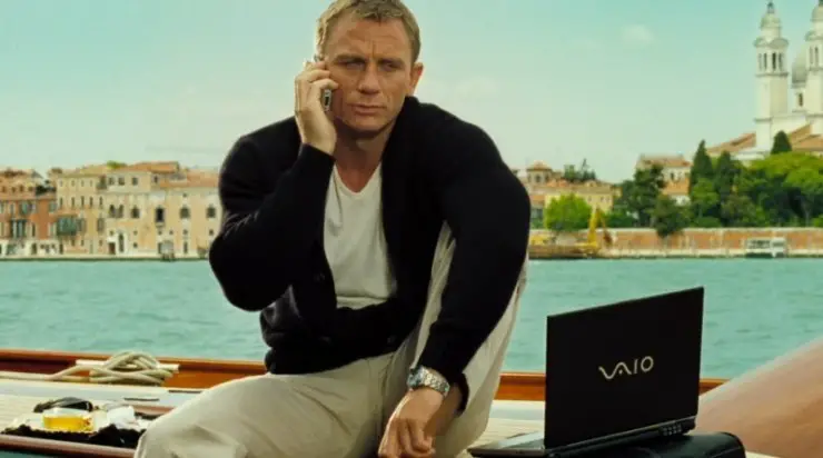 James-Bond-Casual-Daniel-Craig-de-calça-chino-camiseta-branca-e-casaco-preto