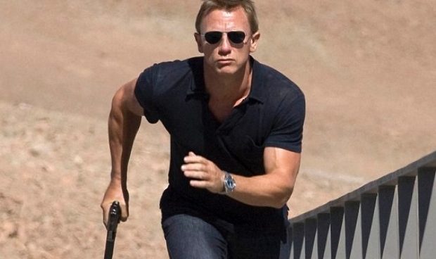 James-Bond-Casual-Daniel-Craig-de-jeans-escuro-polo-azul-marinho-e-óculos-aviador