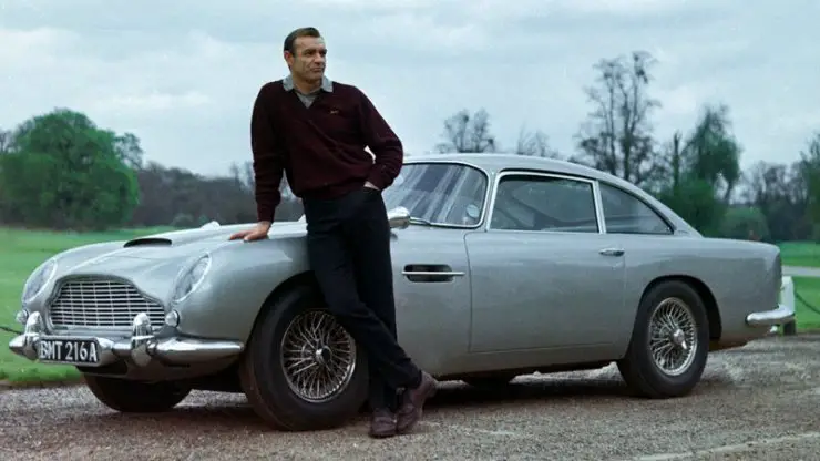 James-Bond-Casual-Sean-Connery-de-calça-camisa-e-suéter-com-gola-em-V