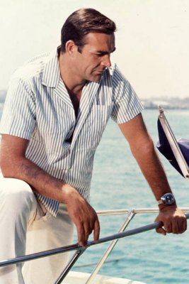 James-Bond-Casual-Sean-Connery-de-camisa-manga-curta-listrada-e-calça-off-white