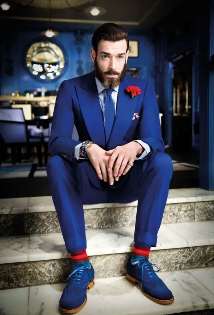 Terno-azul-com-sapato-azul-e-detalhes-vermelhos-para-casamento-homem-criativo