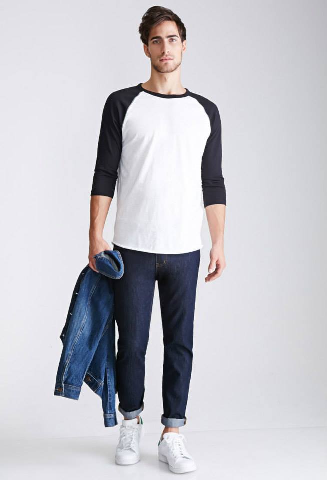 Camisa raglan alto contraste com jeans escuro