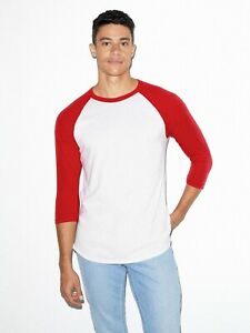 Camisa raglan branca e vermelha clássica com jeans claro