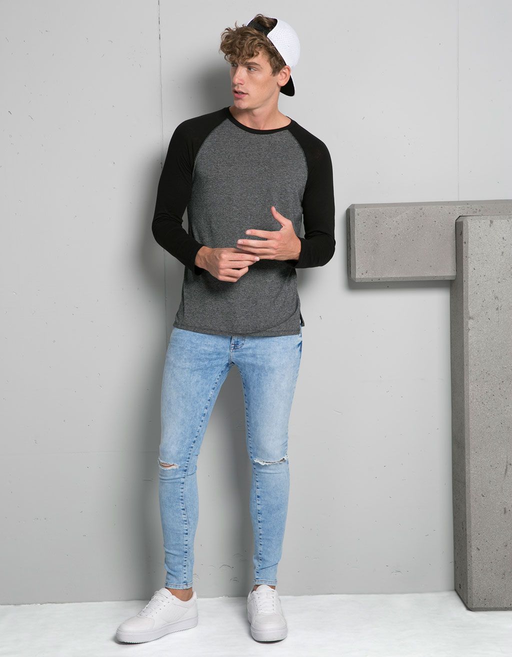 Camisa raglan com jeans claro - raglan baixo contraste