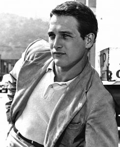 O ator Paul Newman com polo e blazer em um estilo mais arrumadinho.