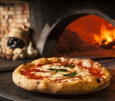 Pizza-de-Nápole-indo-ao-forno-e1540991705165