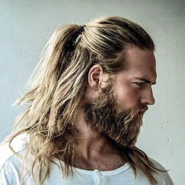 Cabelo comprido masculino tipo viking amarrado