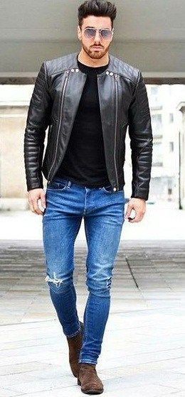 Camiseta preta com jaqueta de couro e jeans