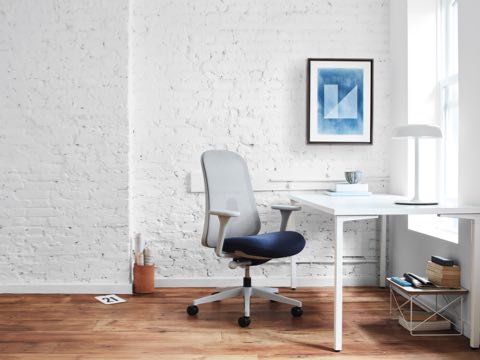 Home Office minimalista e arejado
